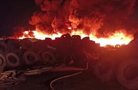Incendio en depósito de neumáticos en desuso.
