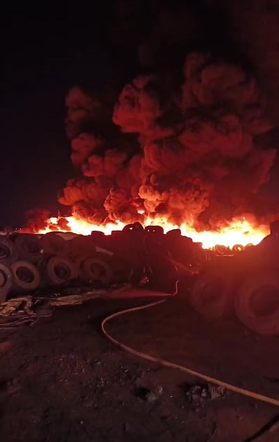 Incendio en depósito de neumáticos en desuso.