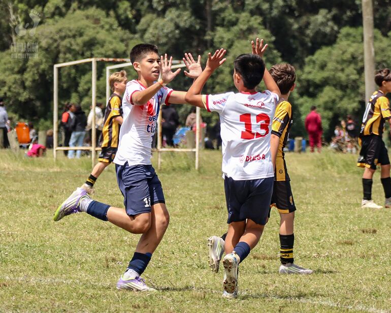 La máxima expresión del fútbol: el gol. Aquí se festeja uno de los tantos que se convirtieron durante el torneo que se desarrolló en Mar del Plata.