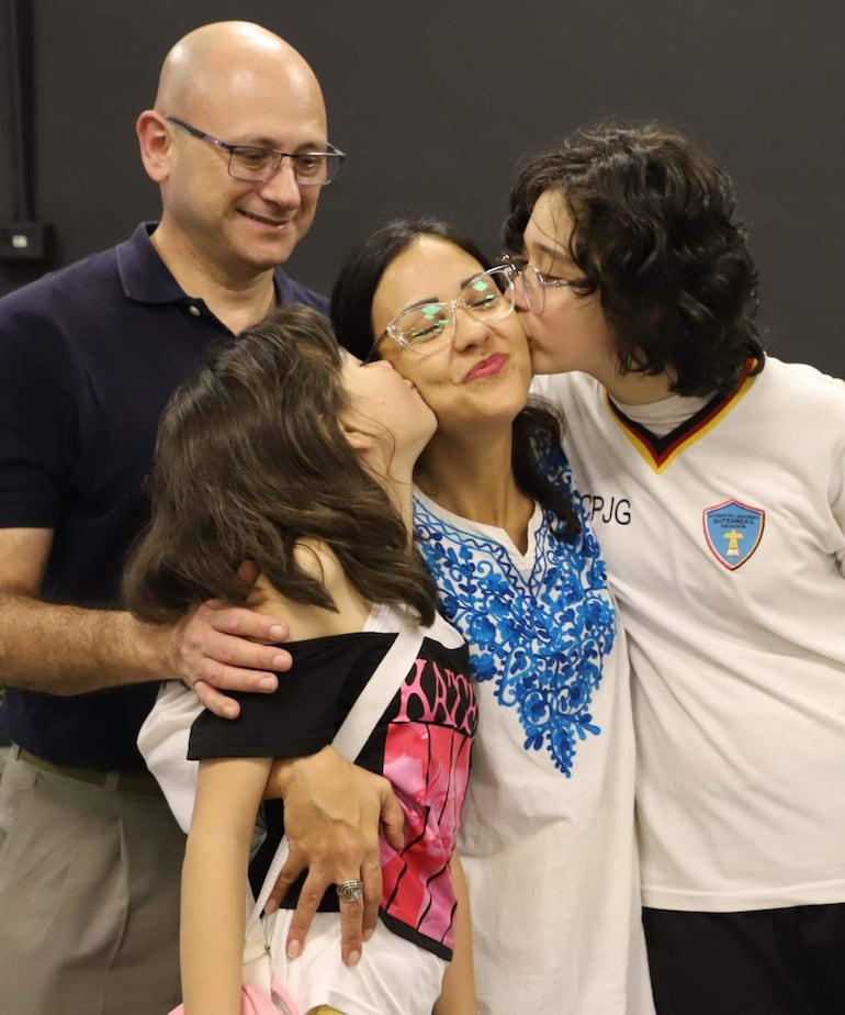 Capitan de Aviacion María Eugenia Alonso Iglesias (centro) rodeada de sus hijas Julieta y Camilia y su esposo el Mayor San Médico Marcelo Ovelar. Alonso Iglesias es la primera persona paraguaya en participar en una mision de paz en India Pakistán como observadora de las Naciones Unidas.