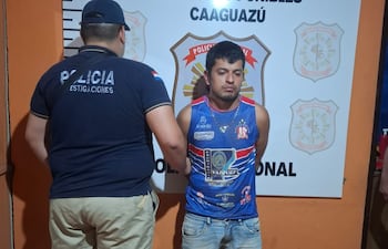 Fabián Duarte Torres, de 23 años, domiciliado en el barrio Florida de Caaguazú, quien tenía en su poder una escopeta de fabricación casera.