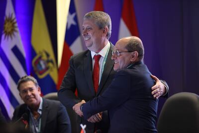 El presidente del Tribunal Superior de Justicia Electoral de Paraguay, Jaime Bestard (i), y el magistrado del Consejo Nacional Electoral de Colombia, Álvaro Echeverry, se saludan en la apertura de la XXII Conferencia de la Asociación de Organismos Electorales de América del Sur este martes, en Asunción (Paraguay). 