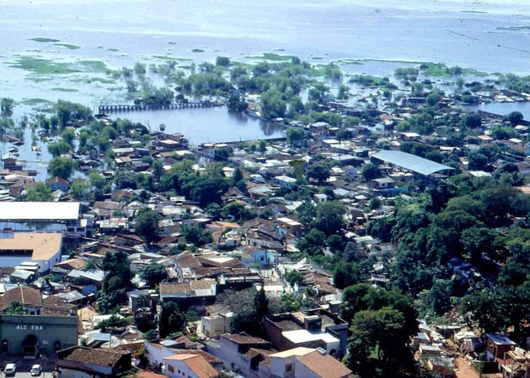 Vista aérea de una zona urbana en Asunción con casas inundadas y vegetación densa en mayo de 1983.