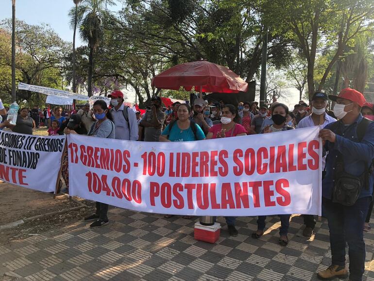 Con carteles en mano, organizaciones sociales piden la aprobación de recursos que será ejecutado sin concurso ni control ciudadano.