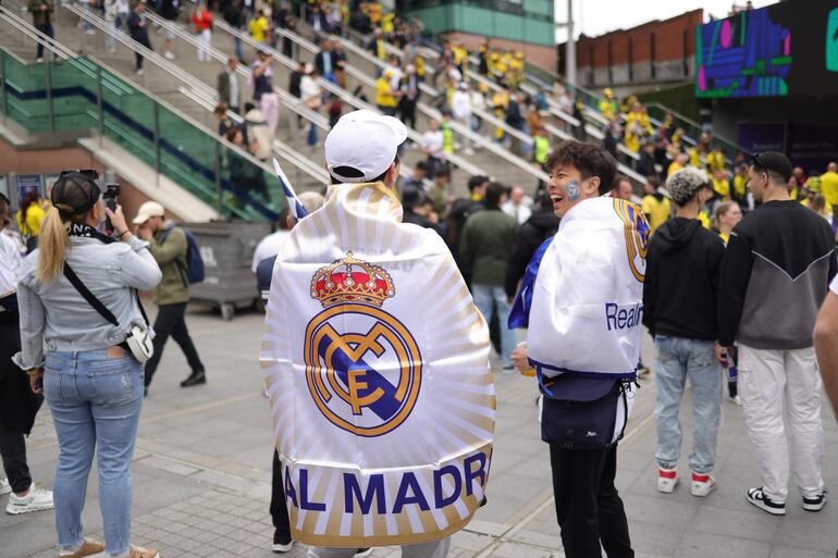 Los aficionados en los alrededores del estadio de Wembley antes de la final de la Champions League entre el Borussia Dortmund y el Real Madrid en Londres.
