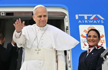 El papa León XIV aborda un avión con destino a Argelia, este lunes en el aeropuerto Fiumicino de Roma.