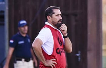 El entrenador de Rubio Ñu, Gustavo Eliseo Morínigo Vázquez (49 años) dirigiendo el partido ante Olimpia, por la quinta ronda del torneo Apertura 2026.