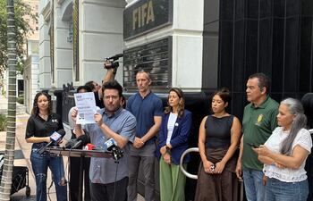 USA1577. MIAMI (ESTADOS UNIDOS), 10/06/2026.- El cineasta y activista estadounidense Billy Corben habla durante una conferencia de prensa sobre el riesgo que correrían los aficionados que piensan viajar a EE.UU. para seguir el Mundial de Fútbol 2026, este miércoles, frente a la sede de la FIFA en Miami, Florida (EE.UU.). EFE/ Hugo García