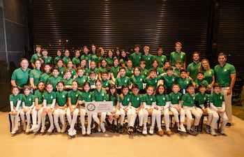 Nutrido grupo de golfistas del Paraná Country Club, que quedaron en lo mas alto en el Interclubes de Menores.