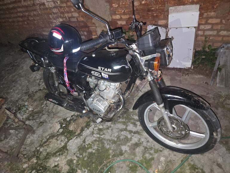 Una motocicleta Star negra fue confiscada por los investigadores policiales, después de que uno de los sospechosos la abandonara durante la persecución a tiros en Lambaré.