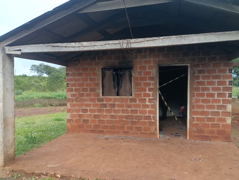 Las llamas también afectaron parte de la pequeña y humilde casita en construcción.  