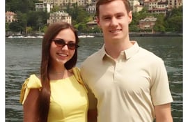¡Bella parejita! Anneke Rahn y Joshua Duerksen a orillas del Lago di Como en Italia.