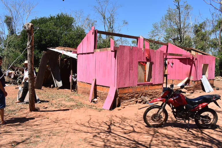 Además de la destrucción de los cultivos agrícolas, también fueron dañadas varias viviendas de los pobladores