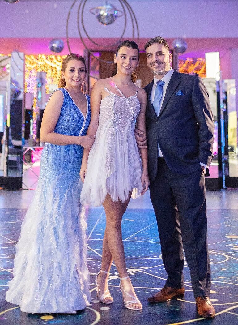 Ximena con sus padres, sus mayores fans.