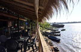 El paisaje único que regala el río Paraguay es un escenario inmejorable para disfrutar de la gastronomía local.