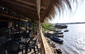 El paisaje único que regala el río Paraguay es un escenario inmejorable para disfrutar de la gastronomía local.