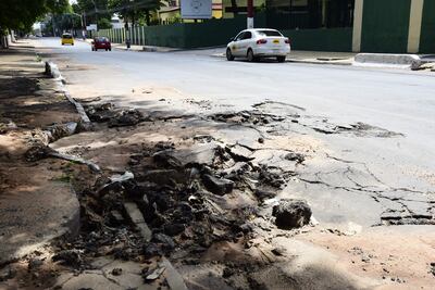 En la intersección de la avenida Artigas y la calle Peru podemos ver importantes baches y pedazos de asfalto.