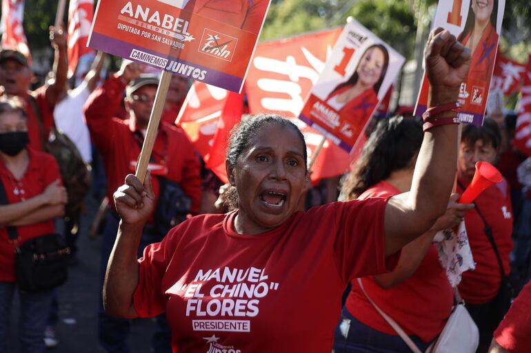 Simpatizantes del opositor izquierdista Frente Farabundo Martí para la Liberación Nacional (FMLN) participan en un evento de cierre de campaña presidencial, el 27 de enero de 2024, en San Salvador (El Salvador). Los históricos partidos Frente Farabundo Marti para la Liberación Nacional (FMLN, izquierda) y la Alianza Republicana Nacionalista (Arena, derecha) podrían, tras las elecciones presidenciales y legislativa del 4 de febrero, hundirse aún más y su incidencia política "desaparecer" ante la previsible victoria del oficialismo de Nayib Bukele. EFE/ Rodrigo Sura
