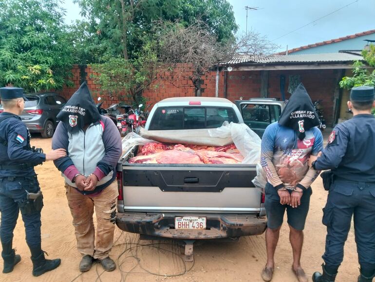 Los dos detenidos junto con la carne incautada el vehículo que estaban usando fueron llevados a la comisaría9° de Villa Armado, donde quedaron a cargo de la Fiscalía.