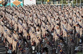 Esta fotografía de archivo, muestra a miembros del Cuerpo de la Guardia Revolucionaria Islámica de Irán (CGRI) realizando el saludo militar durante un desfile militar en Teherán.
