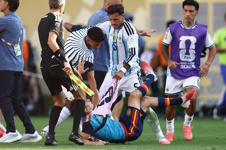 Leandro Paredes (5), futbolista de Argentina, durante el enfrentamiento contra jugadores de España en el final del partido del Mundial 2026.