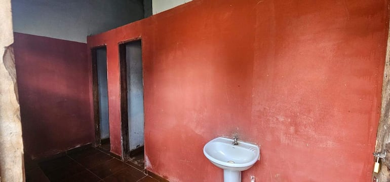 Baño precario de la escuela Don Isaac Ortíz, de Zanja Pytã.