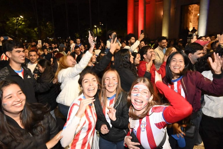 Cuatro mujeres sonríen con camisetas del Club Atlético Cerro Porteño, en un ambiente festivo con luces y mucha gente celebrando.