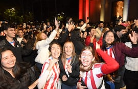 Cuatro mujeres sonríen con camisetas del Club Atlético Cerro Porteño, en un ambiente festivo con luces y mucha gente celebrando.