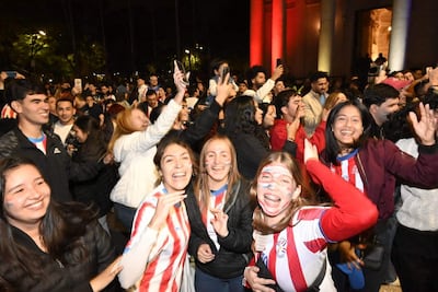 Cuatro mujeres sonríen con camisetas del Club Atlético Cerro Porteño, en un ambiente festivo con luces y mucha gente celebrando.