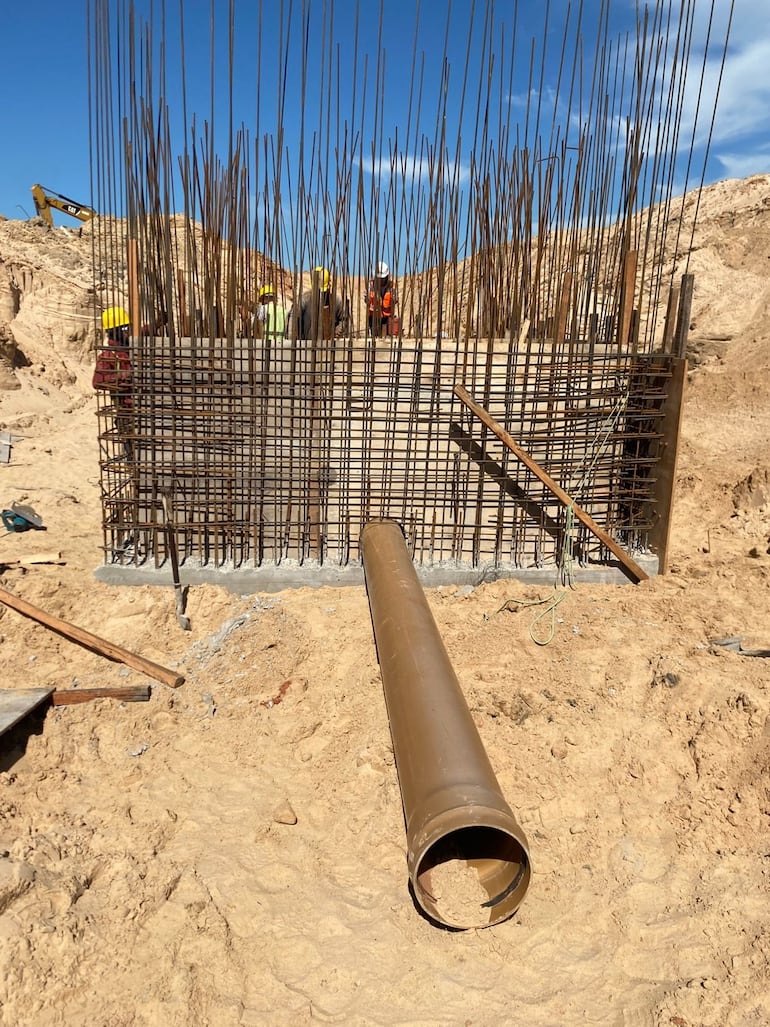 Esta etapa corresponde a los equipamientos públicos y comunitarios, mientras la construcción de las viviendas sigue pendiente de una nueva adjudicación.