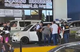 Los niños intervinieron al ver que los marinos sacaban a la fuerza del vehículo a su padre.