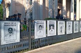 Durante el acto, las rejas frente al Panteón de los Héroes fueron adornadas con las imágenes de los héroes de la democracia.