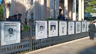 Durante el acto, las rejas frente al Panteón de los Héroes fueron adornadas con las imágenes de los héroes de la democracia.
