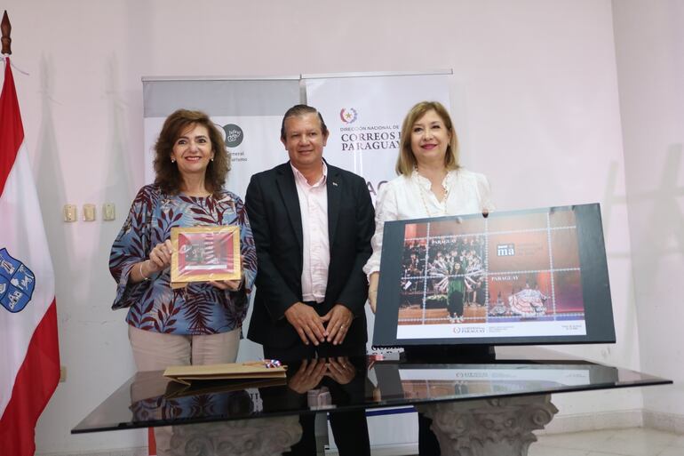 Presentación de las estampillas en la sede del IMA por Marcela Bacigalupo, directora de Cultura y Turismo de la Municipalidad de Asunción; Héctor Latorre, en representación de la Dirección de Correos y Luz María Bobadilla, directora del IMA.