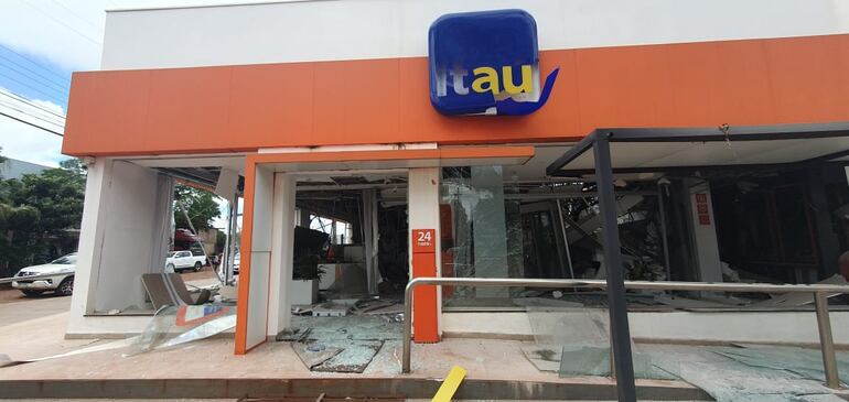 Delincuentes explosionaron la sede del banco Itaú en Katueté, departamento de Canindeyú.