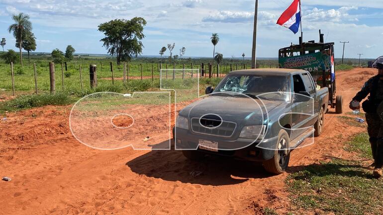 Vehículos de los campesinos que buscaban atropellar los accesos.