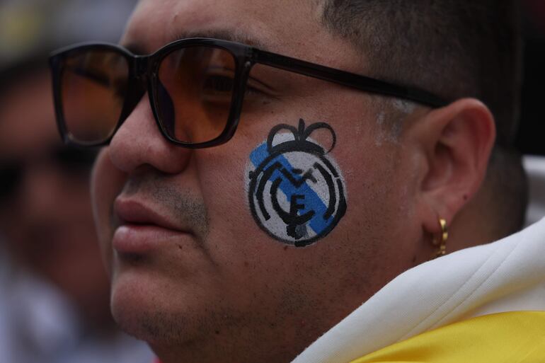Los aficionados en los alrededores del estadio de Wembley antes de la final de la Champions League entre el Borussia Dortmund y el Real Madrid en Londres.