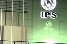 En horas de la madrugada, asegurados del Instituto de Previsión Social (IPS) esperando en el Centro Ambulatorio del Hospital Central para conseguir turnos de especialidades.