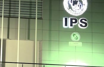 En horas de la madrugada, asegurados del Instituto de Previsión Social (IPS) esperando en el Centro Ambulatorio del Hospital Central para conseguir turnos de especialidades.