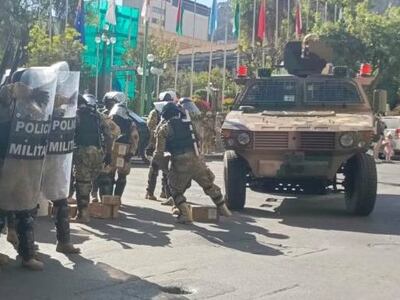 Movimiento de militares en la plaza central de La Paz, Bolivia.