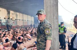 En calzoncillos, o directamente desnudos. Los reos de Tacumbú fueron reducidos y agrupados en el piso durante el operativo Veneratio en Tacumbú