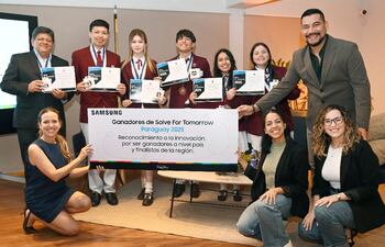 Los ganadores del Solve for Tomorrow Paraguay 2025.