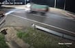 Un camión en movimiento parece ignorar una rampa lateral en una carretera oscurecida por la noche.