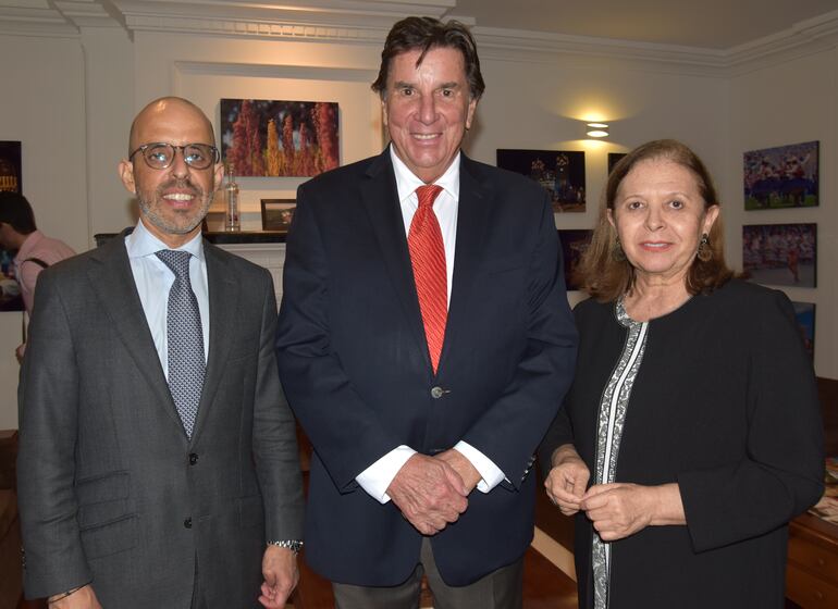 Carlos Arévalos, Johnny Schuler y la embajadora de Perú en Paraguay María Antonia Masana.
