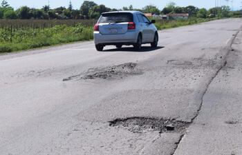 Automovilistas deben realizar peligrosas maniobras para evitar los baches de la ruta PY01 en el tramo Paraguarí-Quiindy.