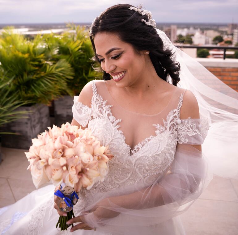 La novia lució muy elegante con un vestido de Caburé & Negro Vázquez.