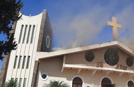 El incendio afecta la parte del techo de la Catedral de Ciudad del Este.