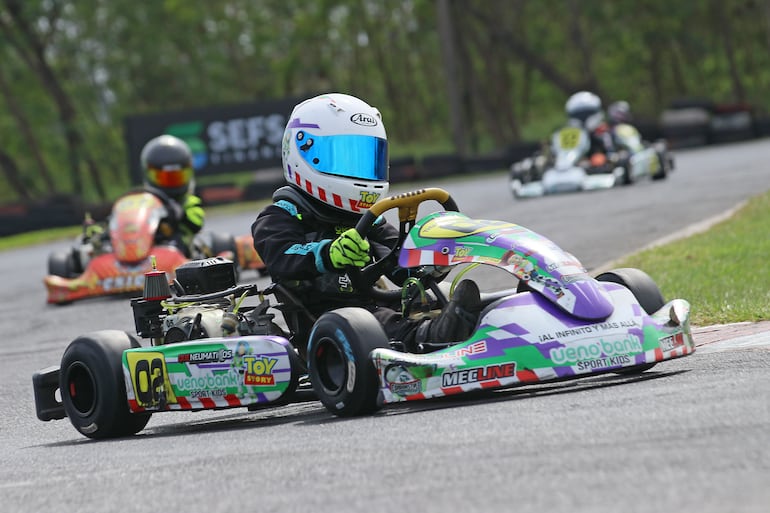 Tiago Chiriani, al mando de su kart #2, durante una de las series.