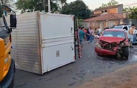 Asi quedaron los dos vehículos involucrados en el choque, en Fernando de la Mora.