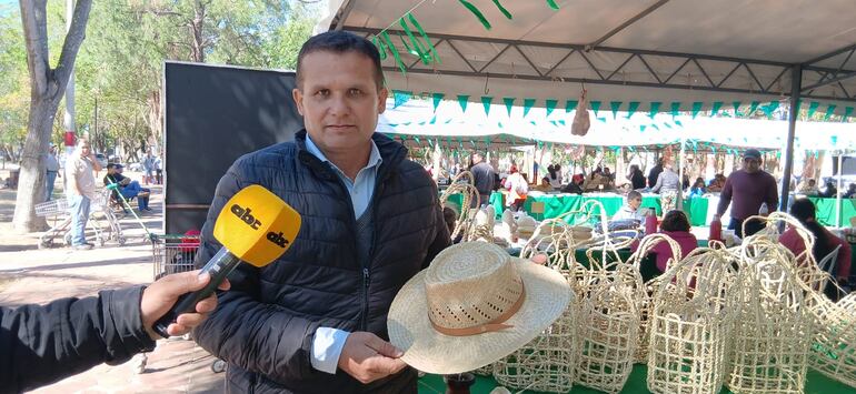 Epifanio Ríos, de la compañía Teniente Sánchez, distrito de Villalbín, presentó los tradicionales sombreros de jata'i.